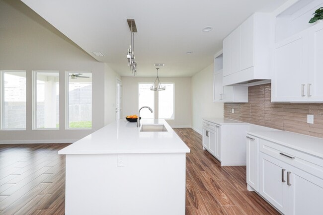 Building Photo - 7525 Cresta Bella St