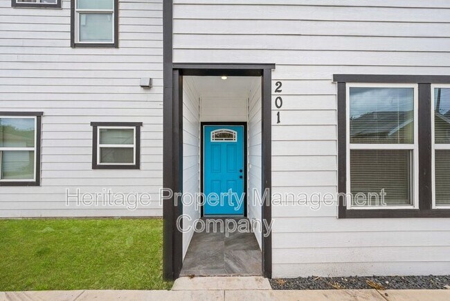 Building Photo - 323 Gabriel