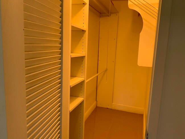 Building Photo - 223 Fanshaw F