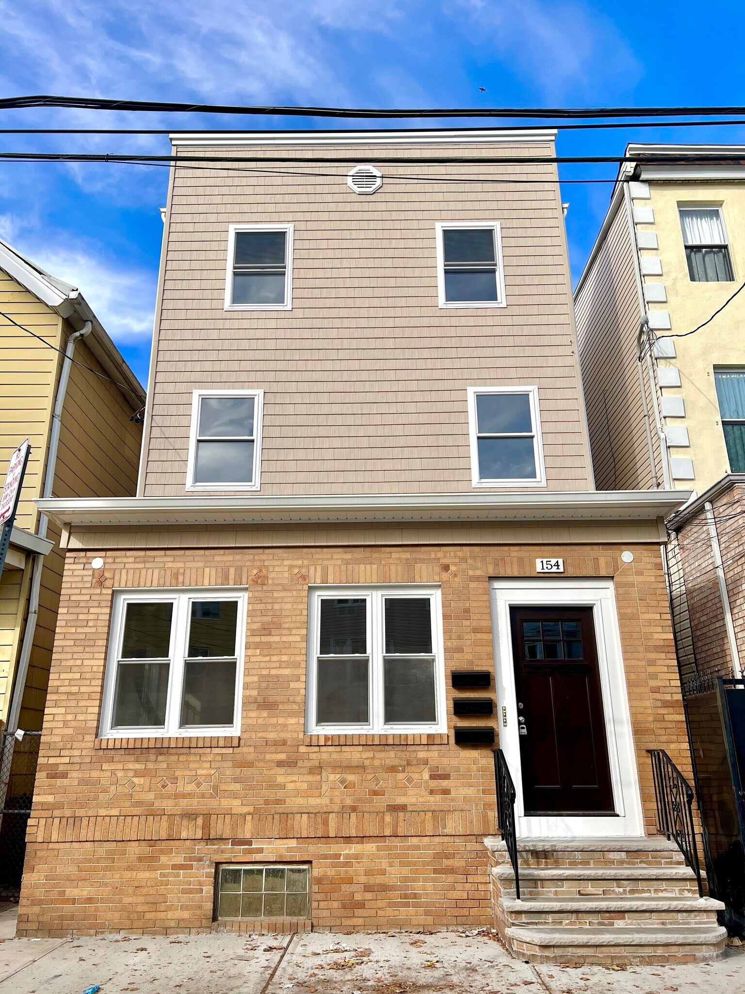 Building Photo - 154 Garside St