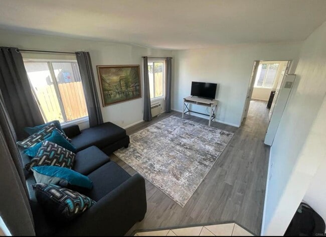 Building Photo - 2 Bed | 1 Bath | Washer & Dryer Included -...