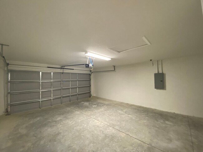 Building Photo - Desirable SW Ocala Neighborhood 4/2/2 *WON...