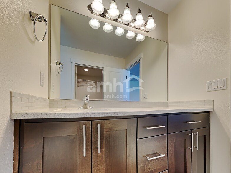 Building Photo - 1211 NE 12th St