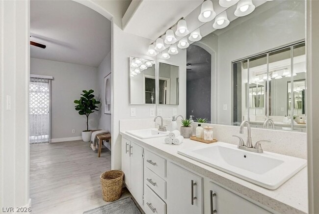 Building Photo - 1900 N Torrey Pines Dr