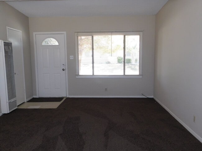 Building Photo - 4BD/2BA In La Mirage. Large Backyard!