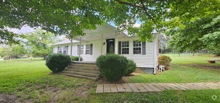 Building Photo - 1+Acre in the country! 2 bed/1.5 Bth- NO C...