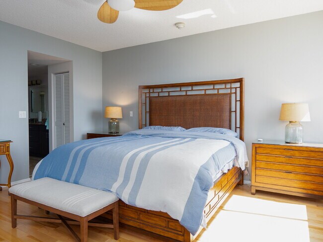 Building Photo - One of Longboat Key’s premier waterfront c...