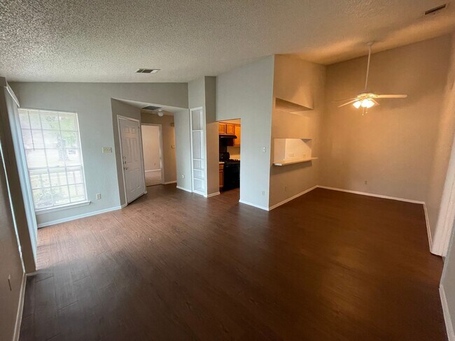 Building Photo - 513 Sierra Cove