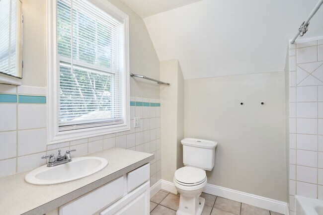 Building Photo - Renovated 3 bedroom 2 Bath home in Goodyea...