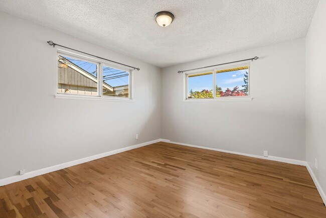 Building Photo - Bright 3-Bedroom Rambler with Hardwood Floors & Garden Space