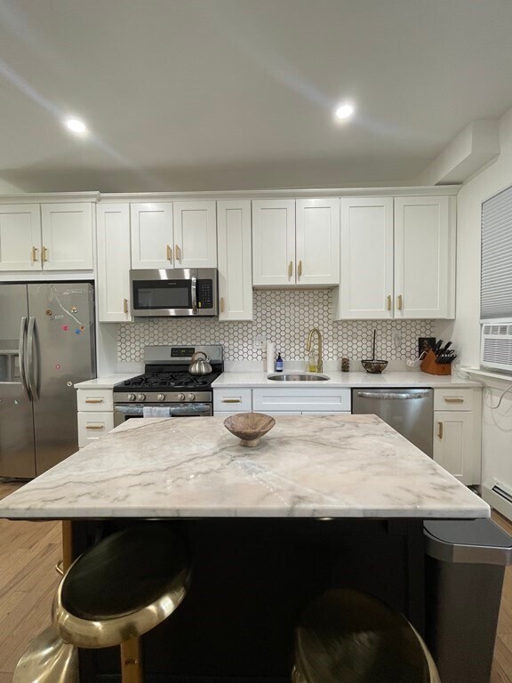 Building Photo - 2 Buckingham St