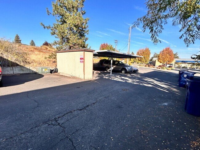 Building Photo - Spacious 2 Bed, 1 Bath on South Hill!