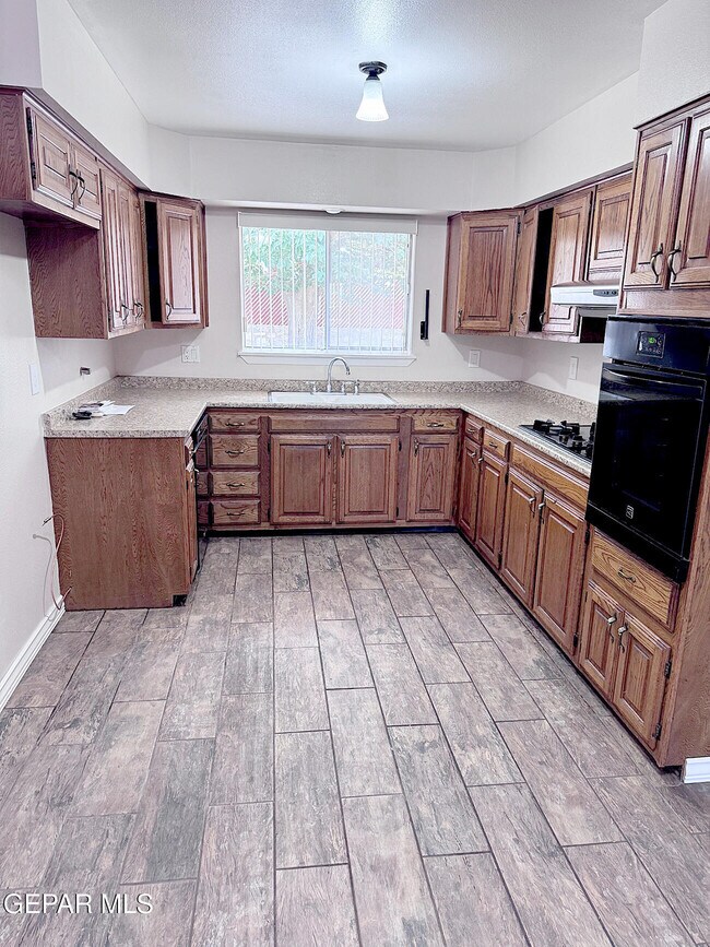 Building Photo - 3330 Wedgewood Dr