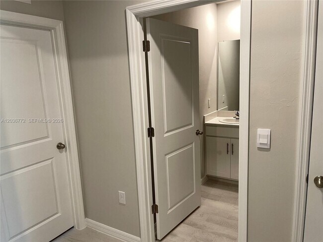Building Photo - 455 Londrina Dr
