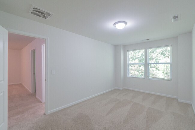 Building Photo - Freshly Renovated 4-Bedroom Home with Mode...