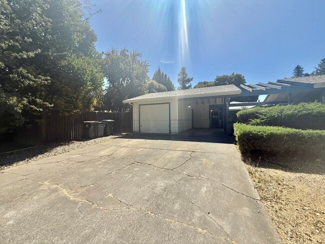 Building Photo - 604 Radcliffe Dr