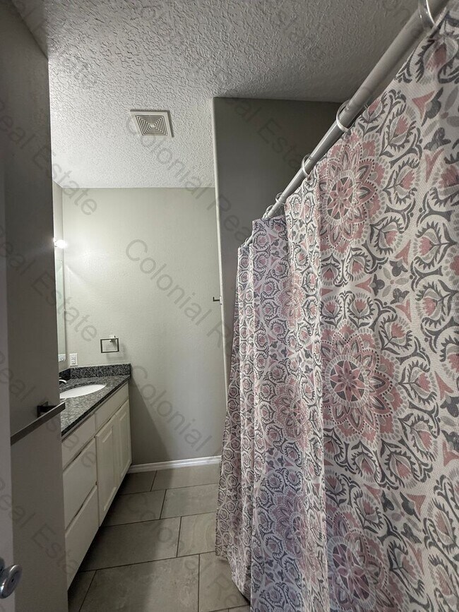 Building Photo - Beautiful 3 bedroom 2 bathroom home in a great neighborhood