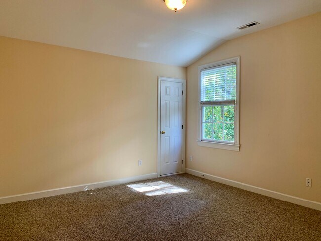 Building Photo - AMAZING Luxurious Residence, Near Educational Facilities, With Upscale Amenities!