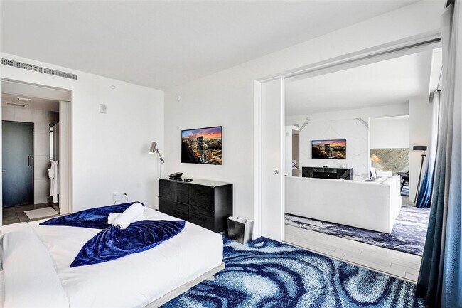 Building Photo - 3101 Bayshore Dr