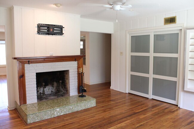 Building Photo - 2-BEDROOM IN TERRELL HILLS