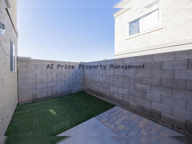 Building Photo - 1055 W 5th St