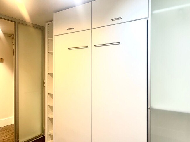 Building Photo - Spacious Centrally Located 1 bed + Den/ 1....