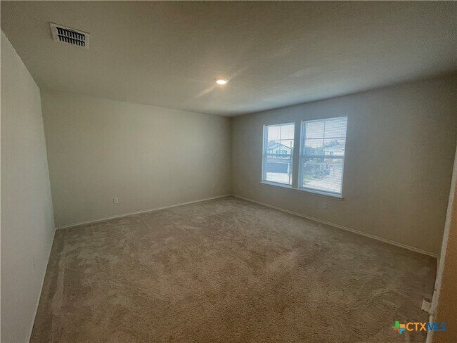 Building Photo - 457 Lynwood Gold