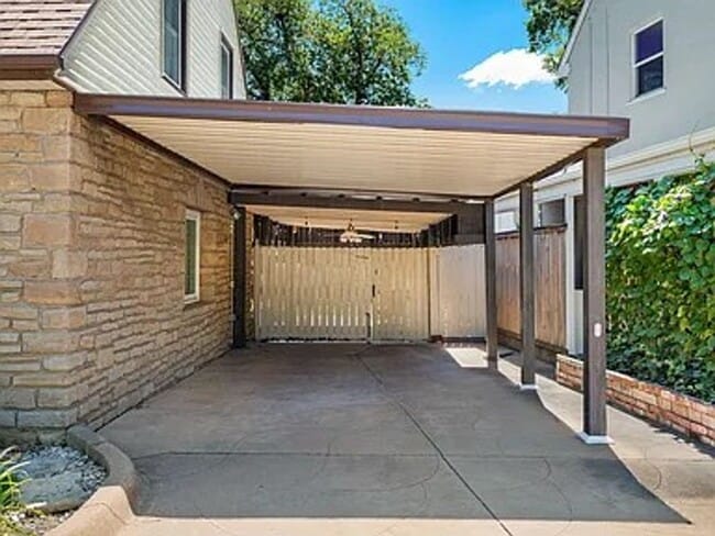 Building Photo - Incredible, executive, fully furnished, im...