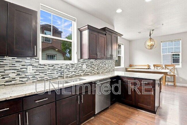 Building Photo - 2520 W Pikes Peak Dr