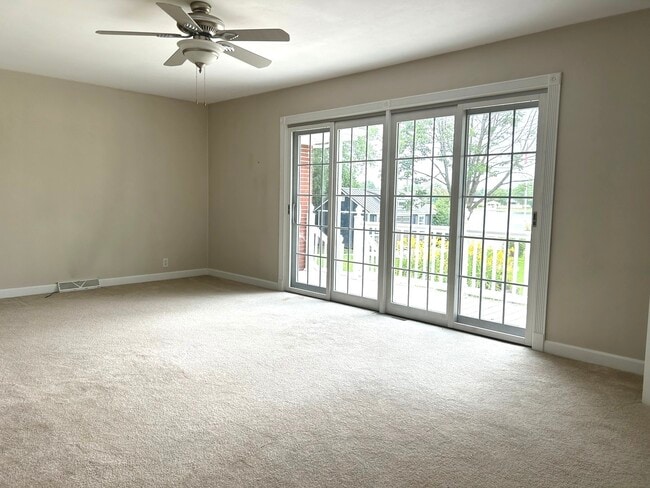 Building Photo - 1402 Lakeview Dr