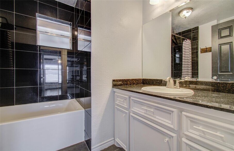 Building Photo - 5319 Bell St