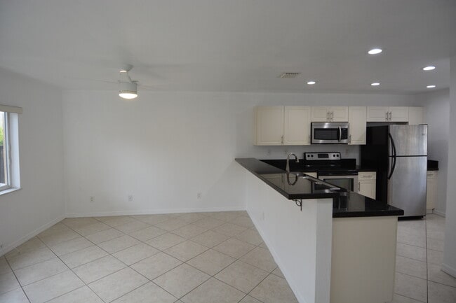 Building Photo - 324 NE 3rd St