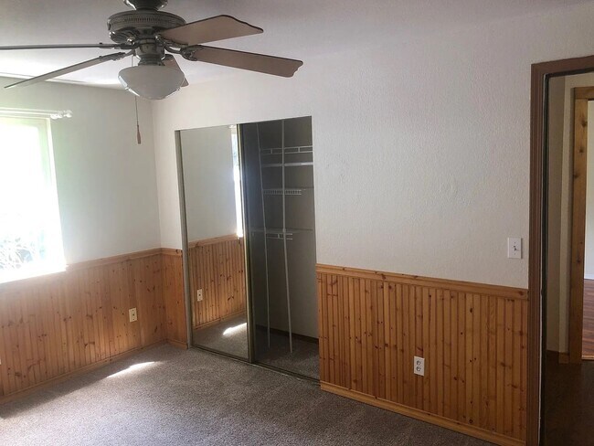 Building Photo - Spacious Single Level 3bd 2.75bath availab...