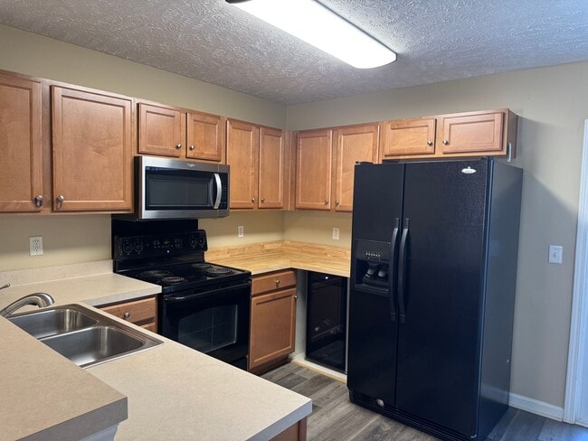 Building Photo - 2BR Townhome in Shadow Glen