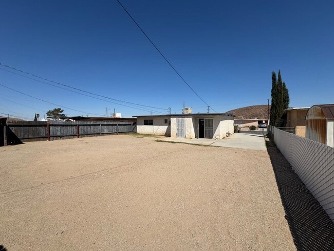 Building Photo - *** move in special *** $1575 for the 1st ...