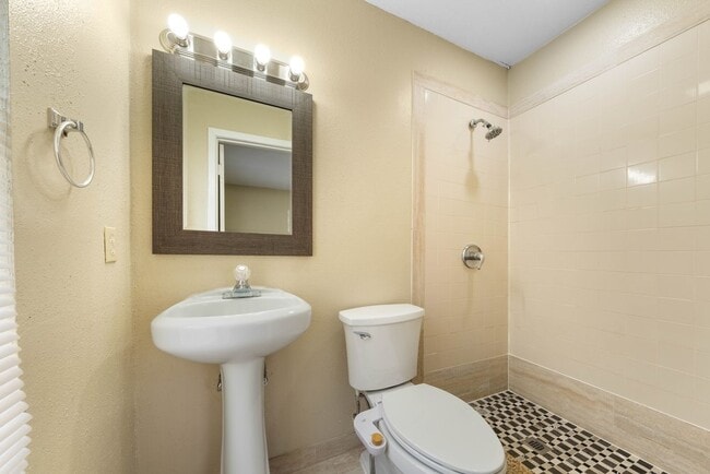 Building Photo - 138 Dora St