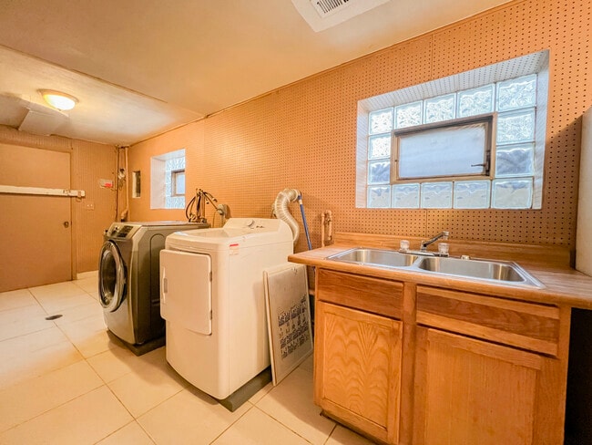 Building Photo - 4716 Thatcher Ave