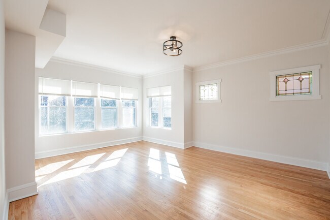 Building Photo - 2136 N Avers Ave