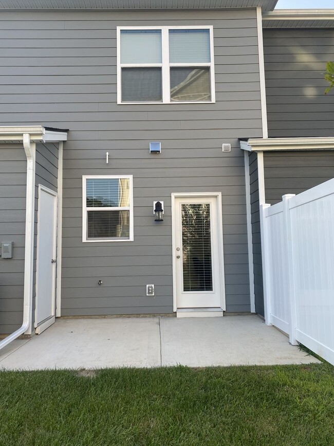 Building Photo - Like New 2 Bed, 2.5 Bath Townhome