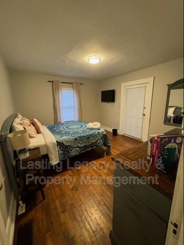 Building Photo - 1227 Brookwood Dr