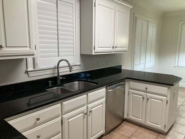 Building Photo - 104 Garden Trail Ln