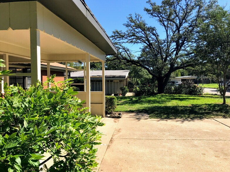 Building Photo - 3108 Medina Ave
