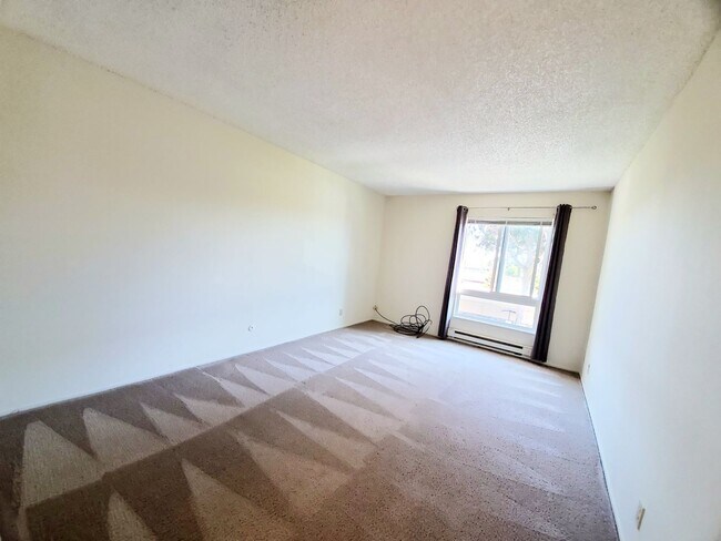 Building Photo - Spacious, sunny Woodlake Condo