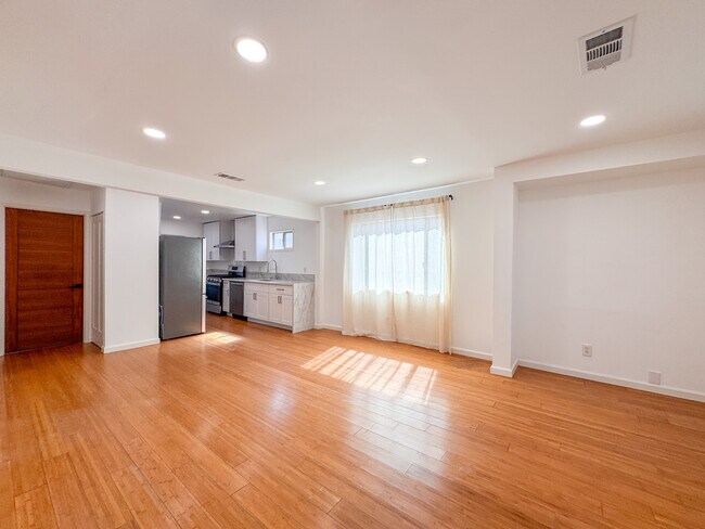 Building Photo - 958 Camulos St