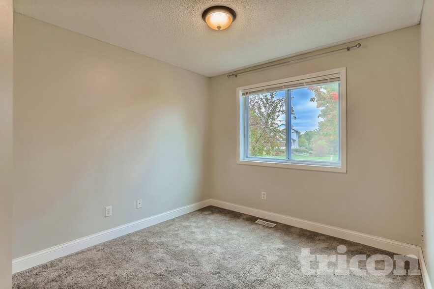 Building Photo - 7850 Park Ave NE