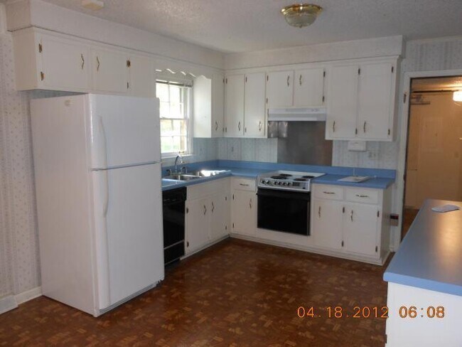 Building Photo - 3 Bedroom Home For Rent in St B Area!