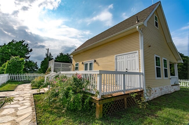 Building Photo - 404 N Meyersville Rd