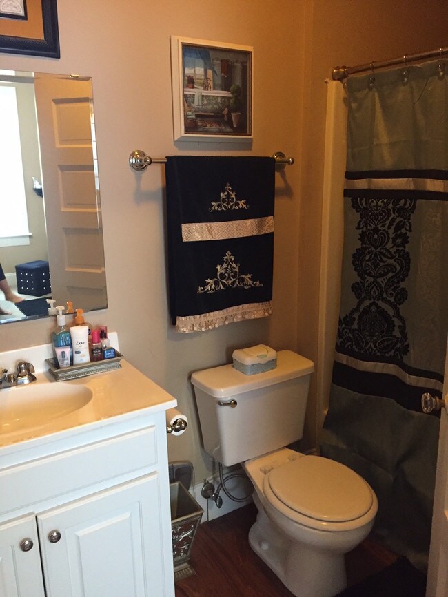 Building Photo - 1407 E North St