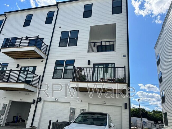 Building Photo - 1233 S Blount St