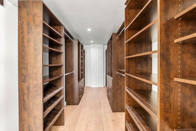 Building Photo - 855 N Croft Ave